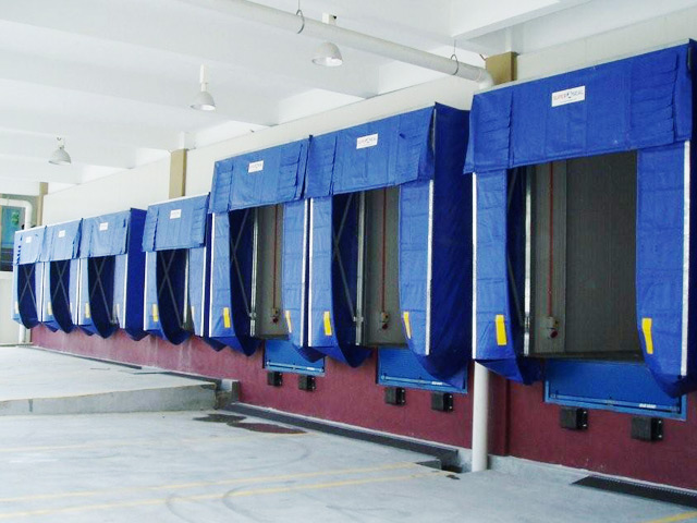 Retractable Dock Shelter