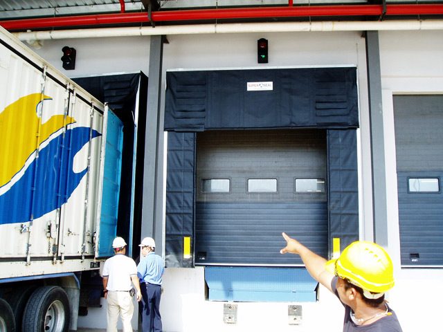 Retractable Dock Shelter